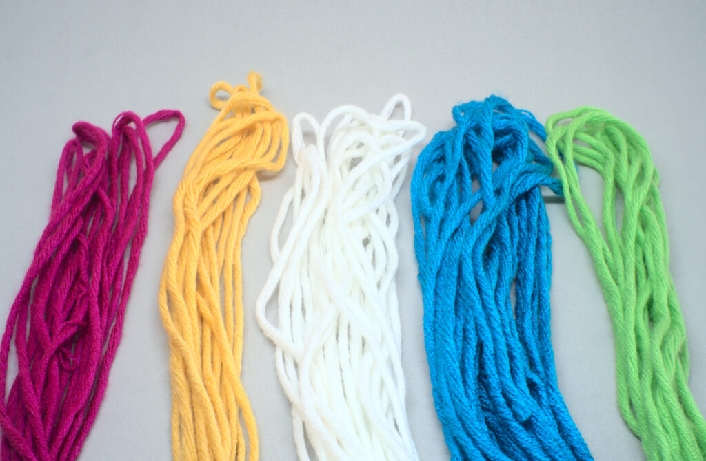 tiras de hilo de lana de colores