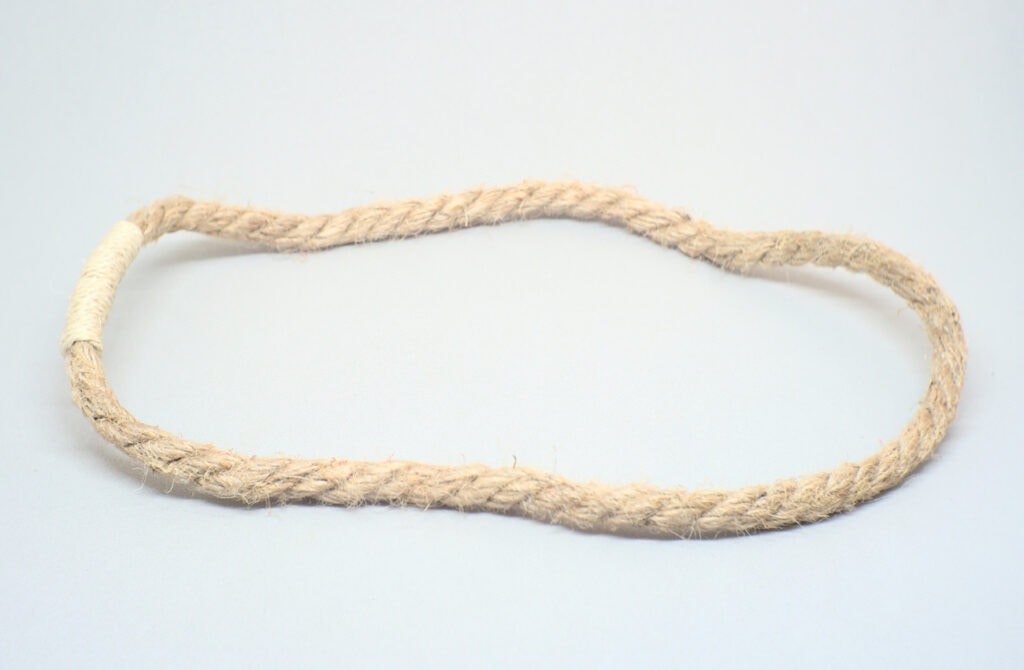 aro de cuerda sisal unido con nudo para encordar