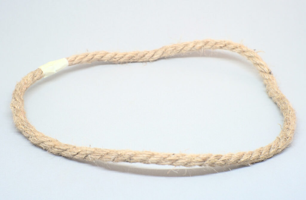 aro de cuerda unido con pegamento de contacto y cinta de carrocero
