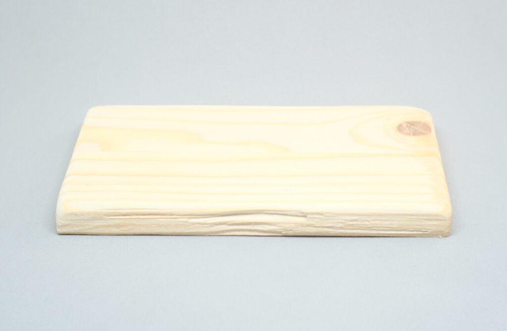 tablon de madera de pino con bordes desgastados