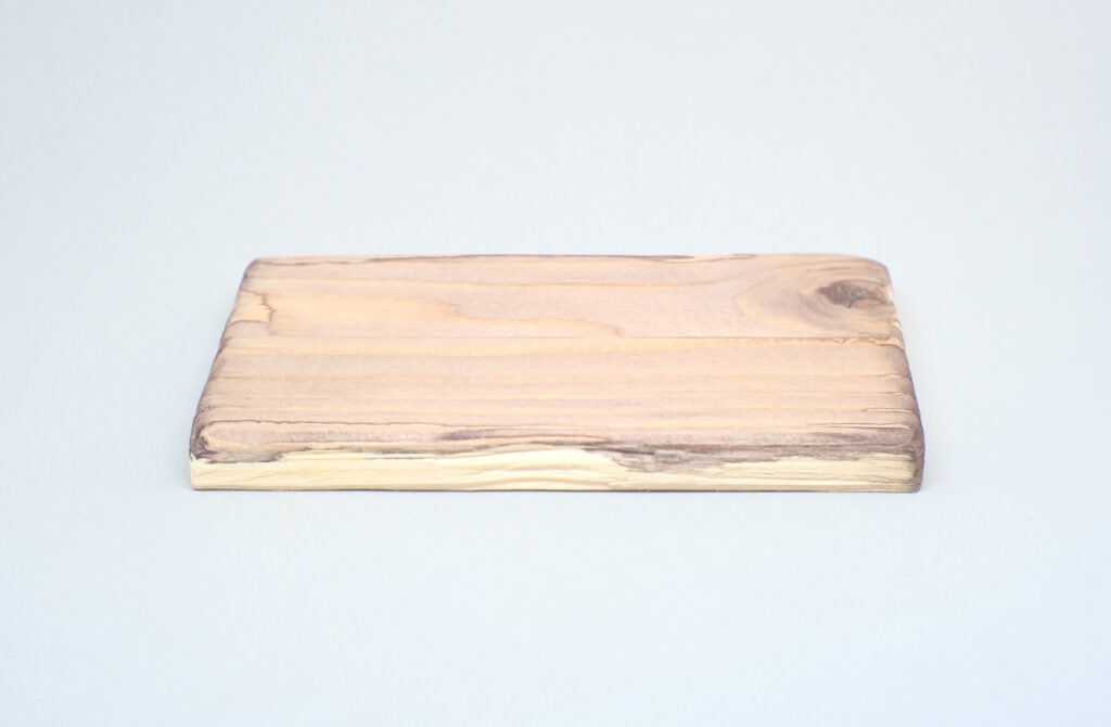 tablon de madera de pino envejecido con vinagre y estropajo de acero