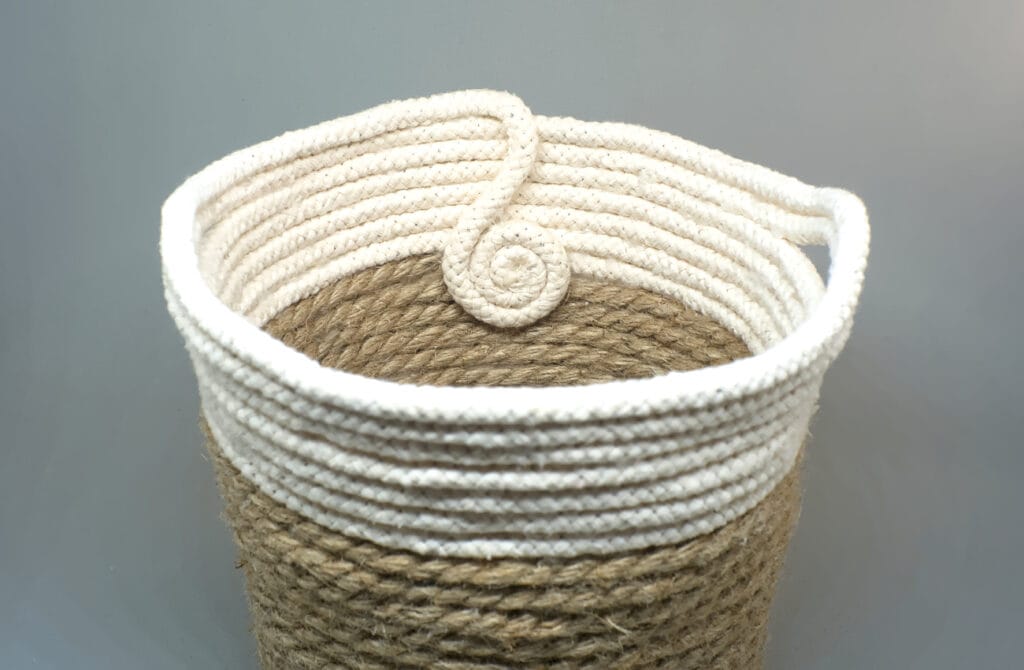 caracola de cuerda de algodon dentro del cesto