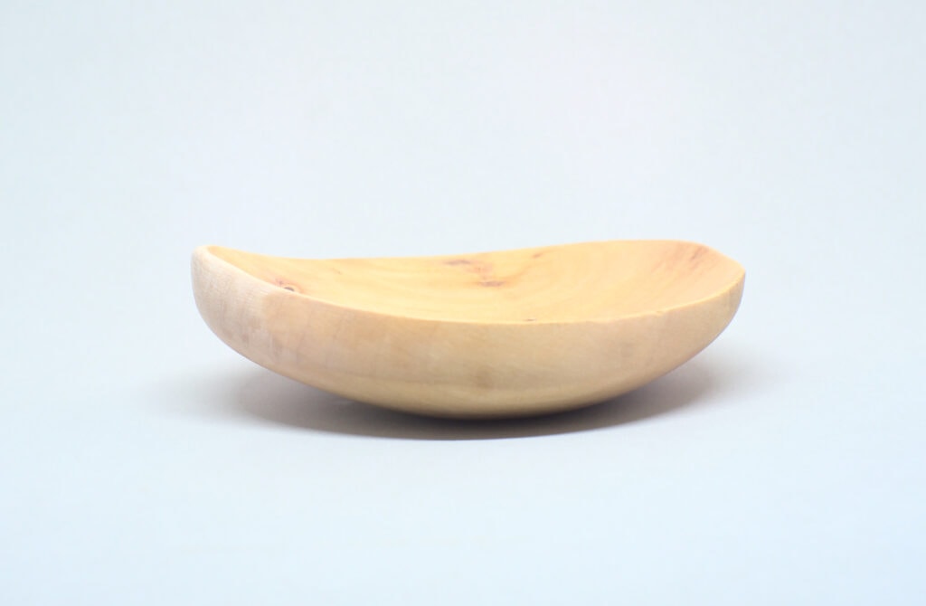 cazo de madera con borde tallado