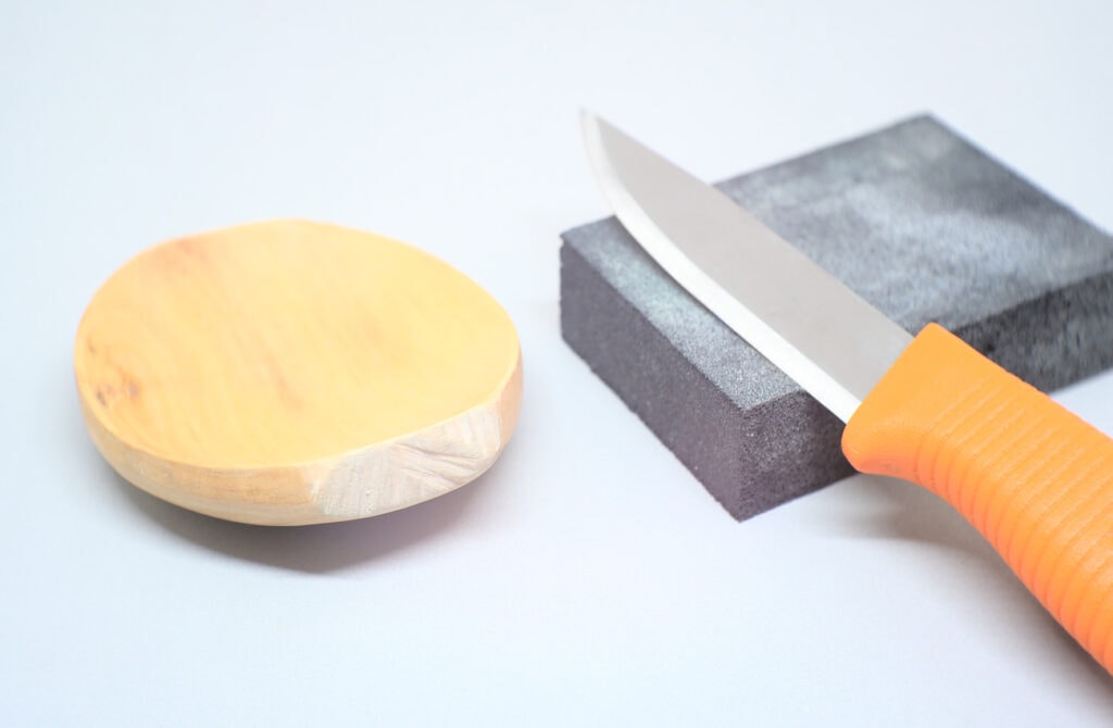 cazo del cucharon de madera y cuchillo carpintero con lija
