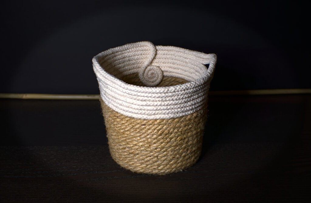 cesto con asas hecho con cuerda de algodon y de sisal