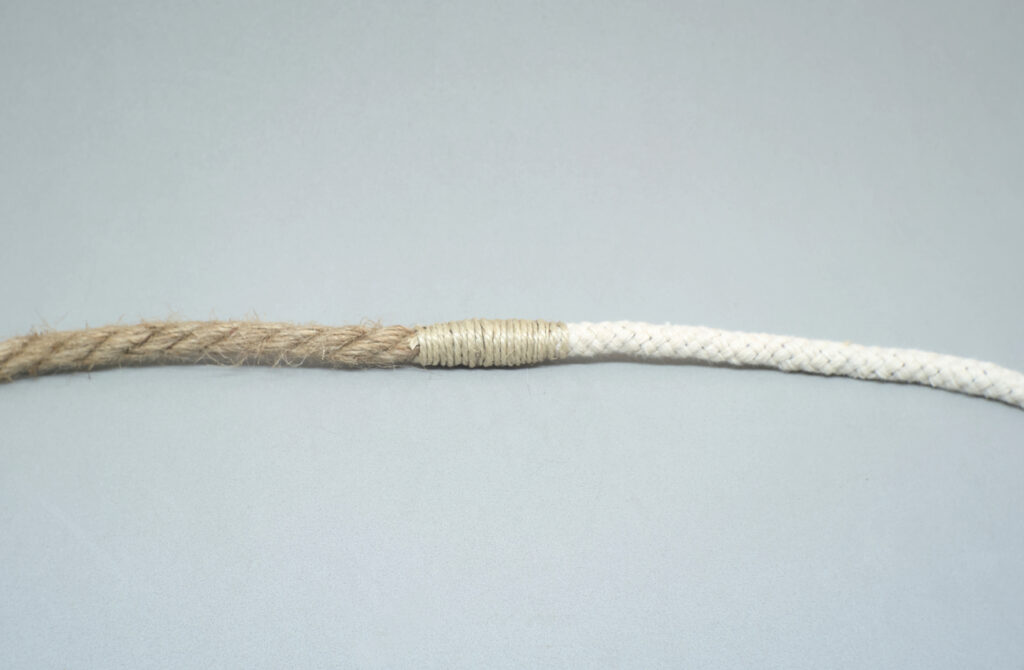 cuerda sisal y cuerda de algodon unidas con nudo para encordar