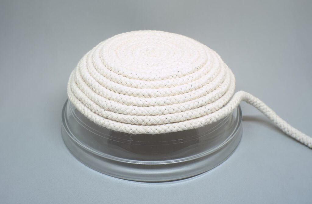 cuerda de algodon enrollada en la base y cuerpo del cuenco de cristal