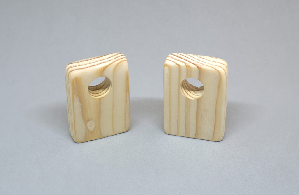 dos piezas rectangulares de madera con orificio