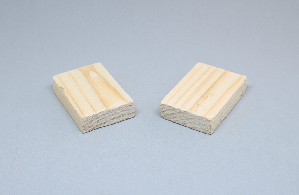 dos piezas rectangulares de madera de pale