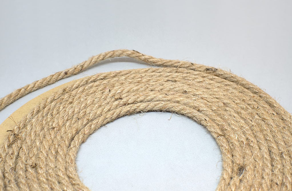 soporte circular de carton y cuerda para corona