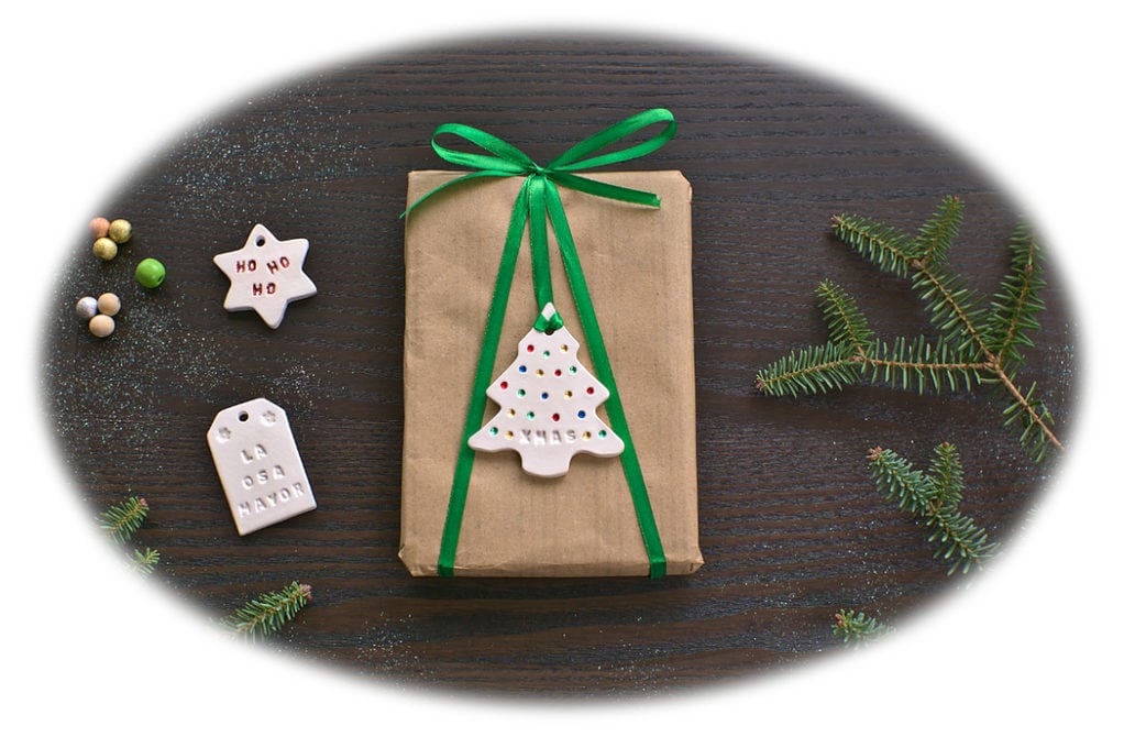 etiquetas para regalos de navidad hechas con pasta de modelar con marco difuminado