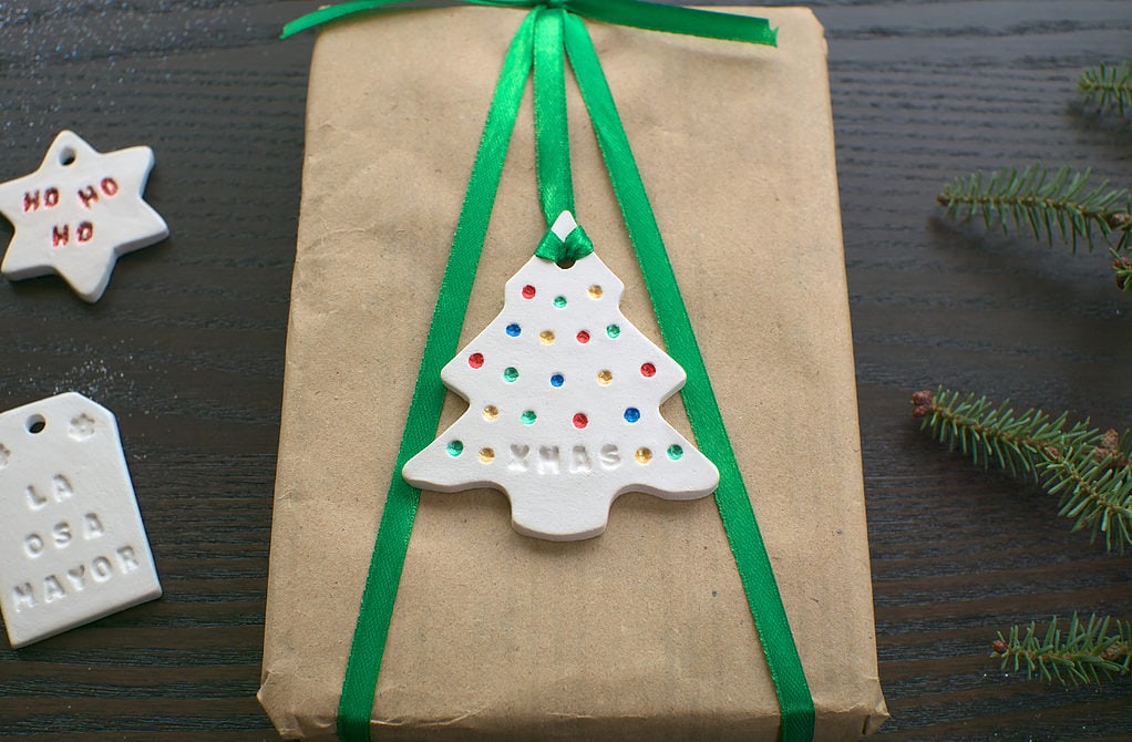 vista frontal de etiquetas para regalos de navidad hechas con pasta de modelar