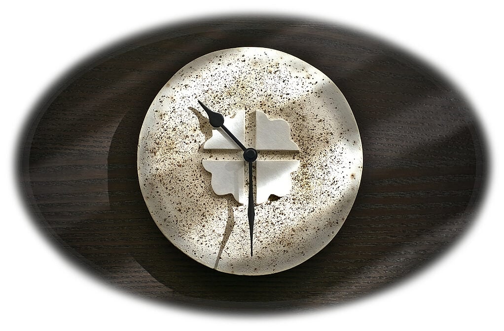 reloj de pared decorativo hecho con pasta de modelar