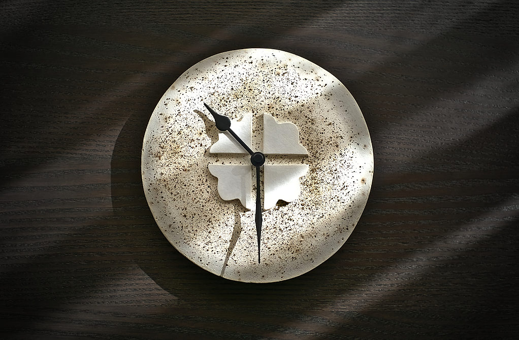 reloj de pared decorativo hecho con pasta para modelar