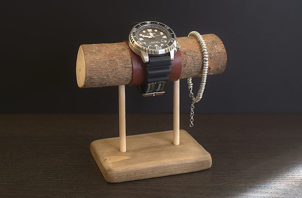 soporte para relojes y pulseras hecho con diferentes tipos de madera