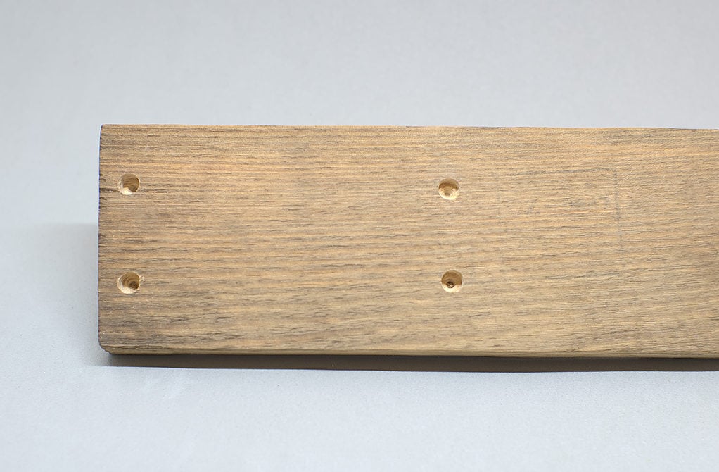 tablon de madera con cuatro orificios