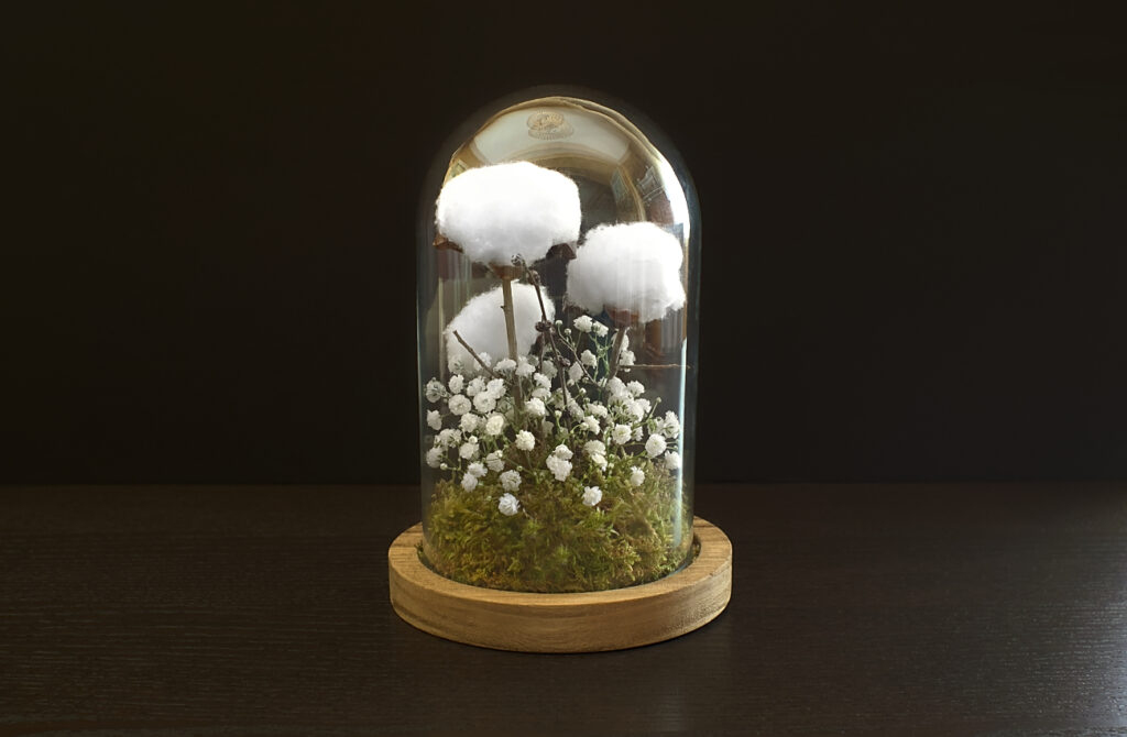arreglo floral con ramas de flor de algodon decoracion campana de cristal