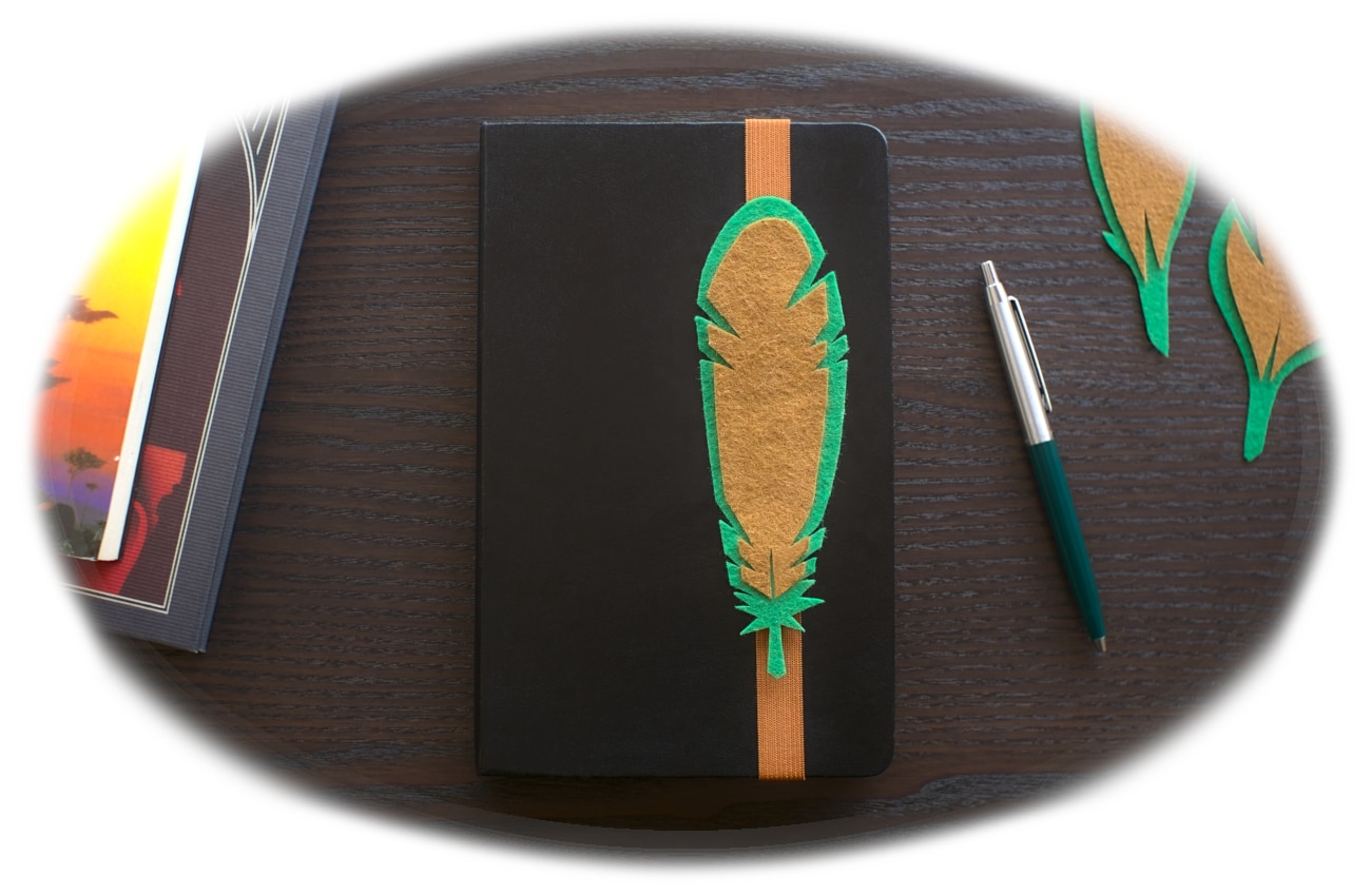 marcapaginas de una pluma hecho con fieltro de colores