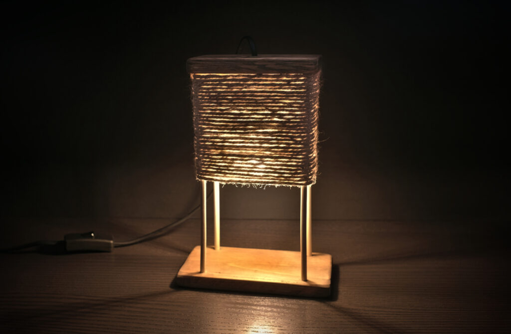 lampara de mesa con madera y cuerda de yute
