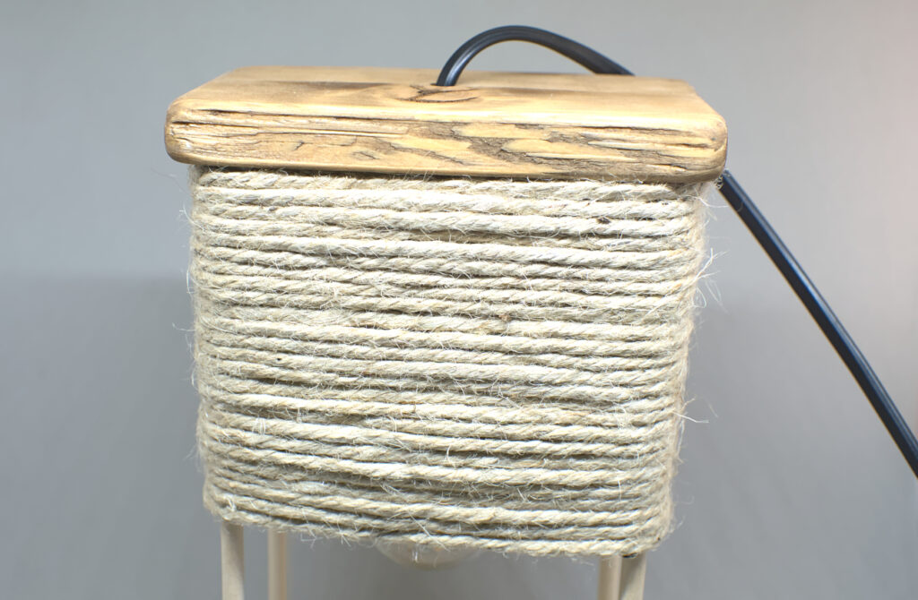 pantalla de lampara de mesa hecha con cuerda de yute
