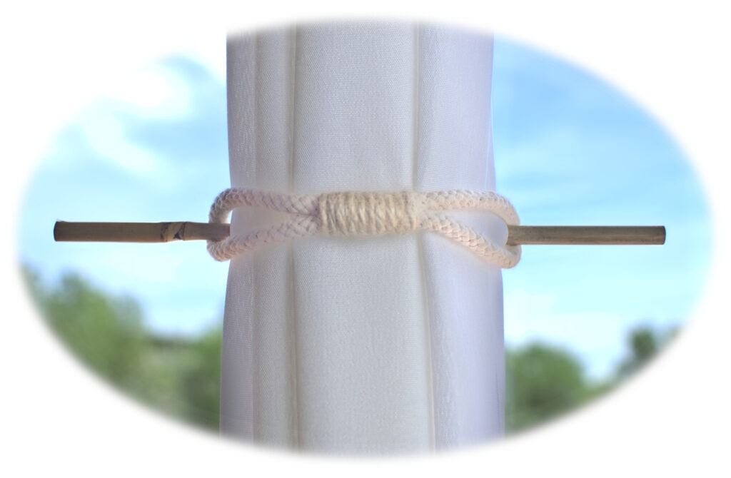 abrazadera para cortinas hecha con cuerda y caña de bambu
