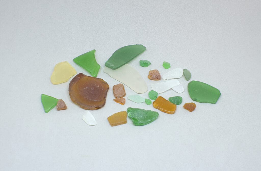 fragmentos variados de vidrio de mar