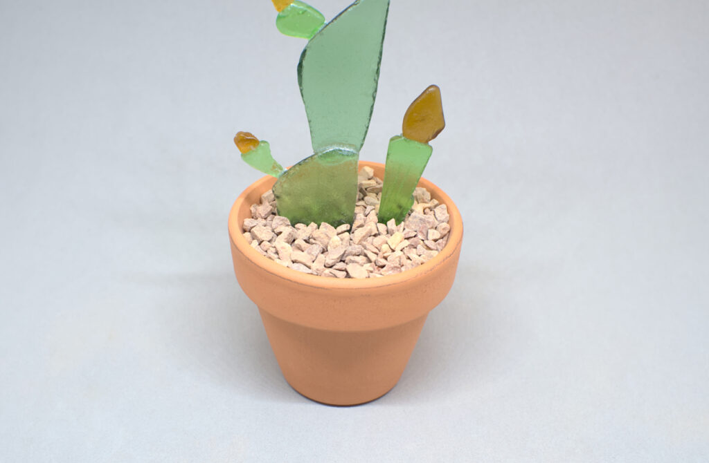 maceta de barro con cactus de vidrio