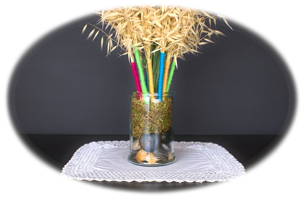 decorar ramilletes de plantas silvestres con hilo de lana de colores marco