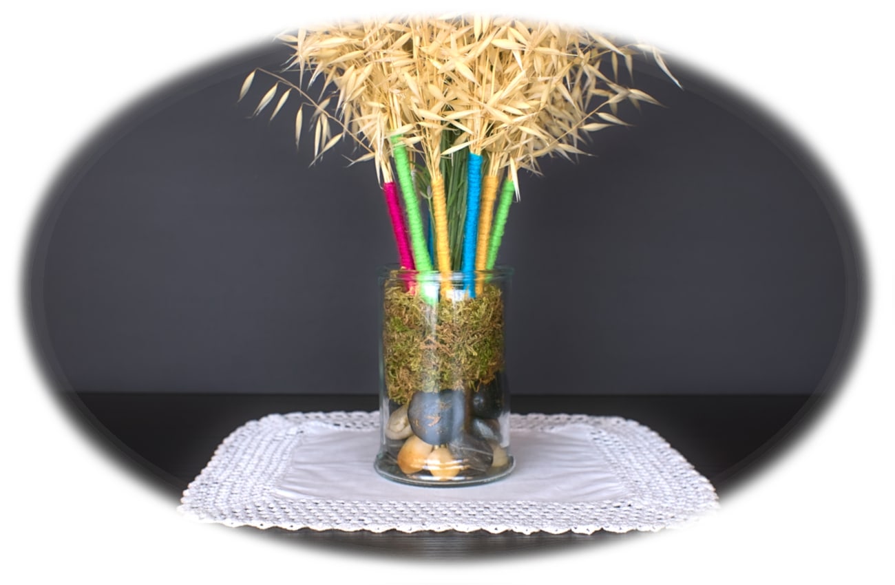 decorar ramilletes de plantas silvestres con hilo de lana de colores marco