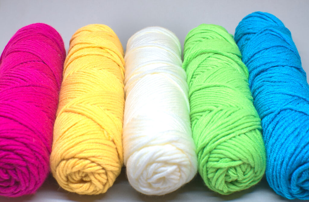 ovillos de lana de colores