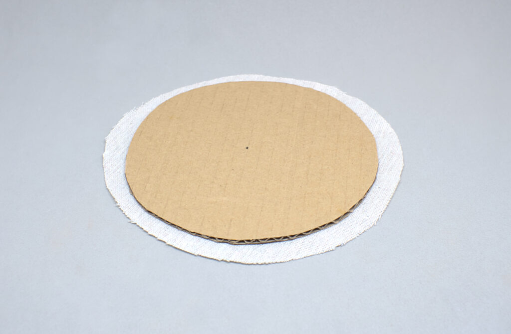 esfera de carton pequeña con circulo de tela estampada