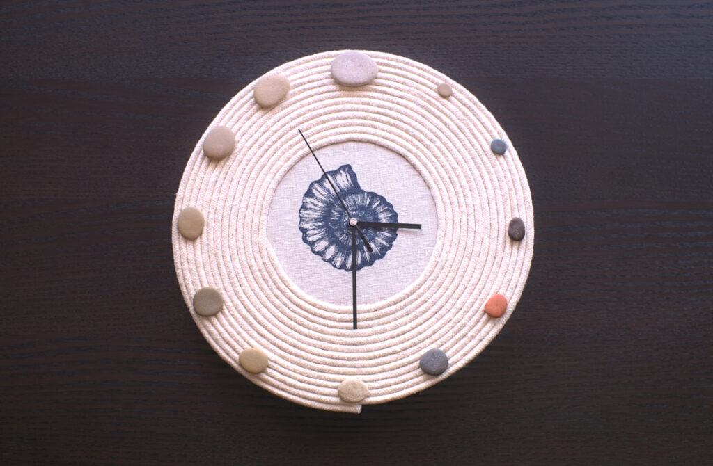 reloj de pared de estilo marinero hecho con cuerda de algodon y tela estampada