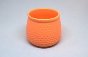 maceta de barro pequeña de color naranja