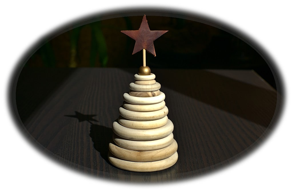 arbol navideño de estilo nordico hecho con aros de madera y estrella de cuero