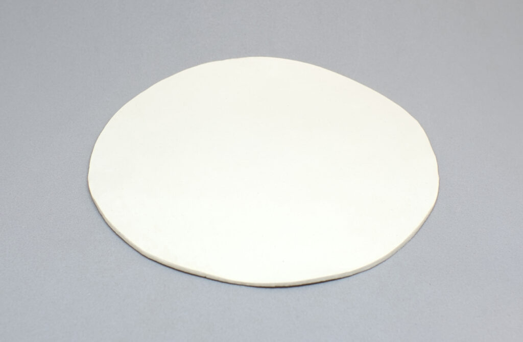 bola de pasta de modelar aplastada y recortada con forma circular