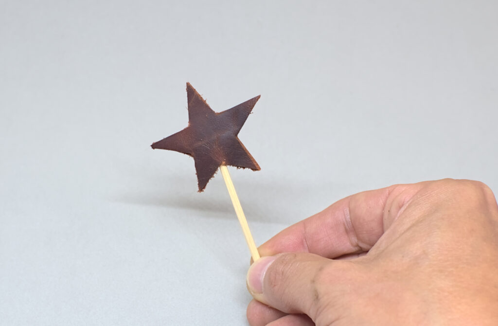 estrella para arbol navideño hecha con cuero