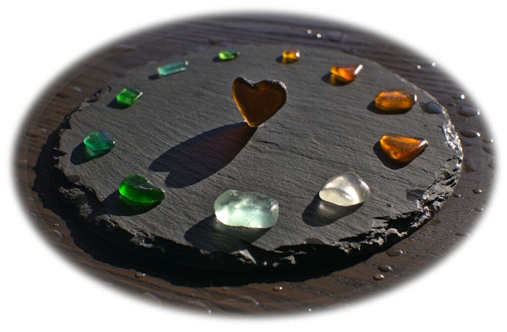 fragmentos de vidrios marinos de colores con efecto pulido