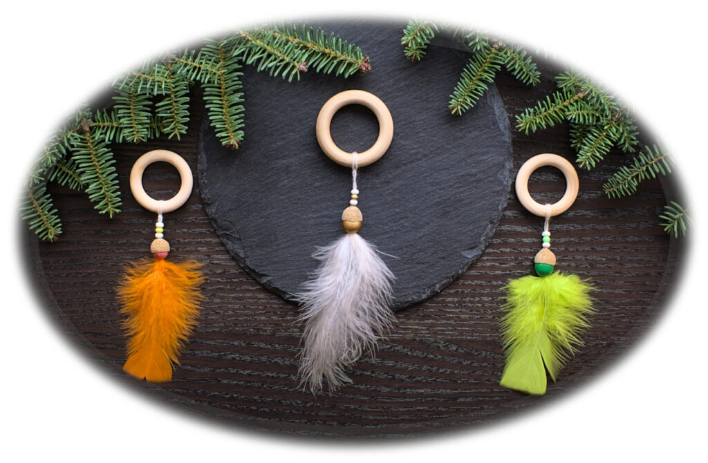 adornos navideños colgantes para el arbol hechos con aros de madera y plumas