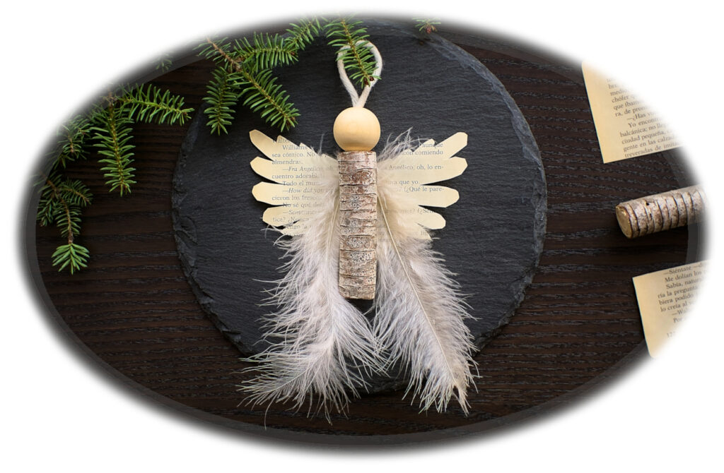 angel de la navidad para colgar en arbol hecho con madera y plumas