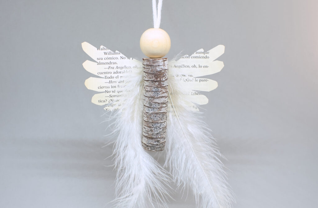 angel de navidad colgante hecho con madera y plumas