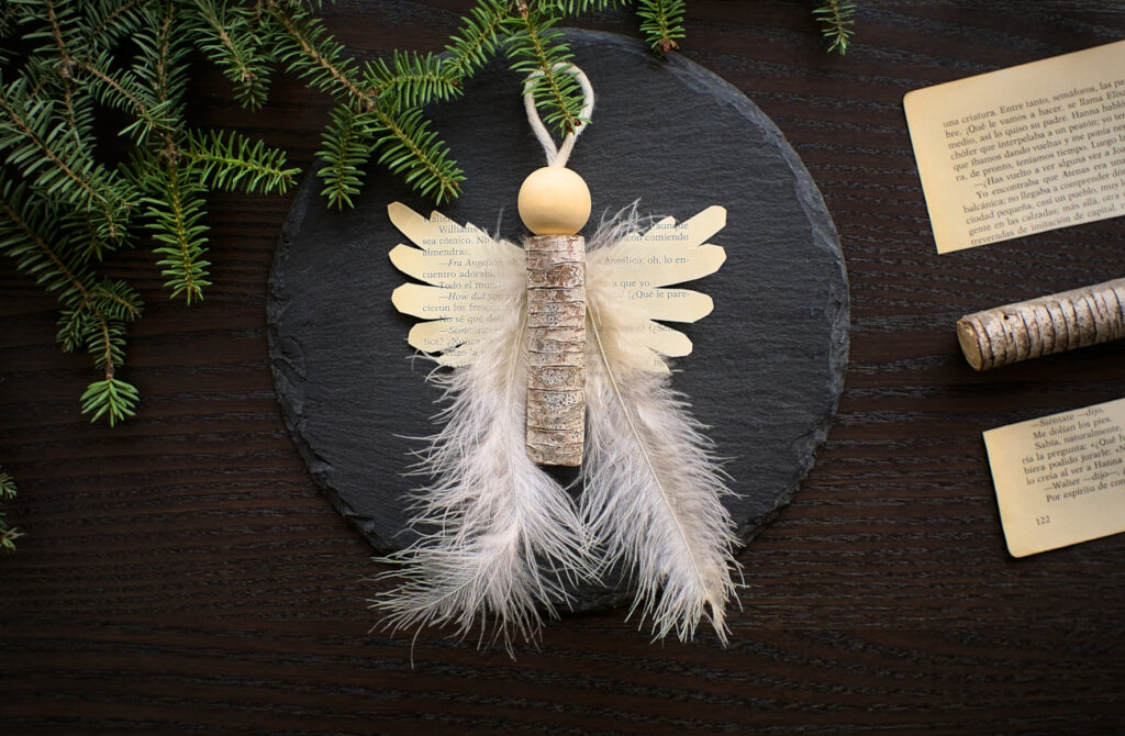 angel de navidad para colgar en arbol hecho con madera y plumas