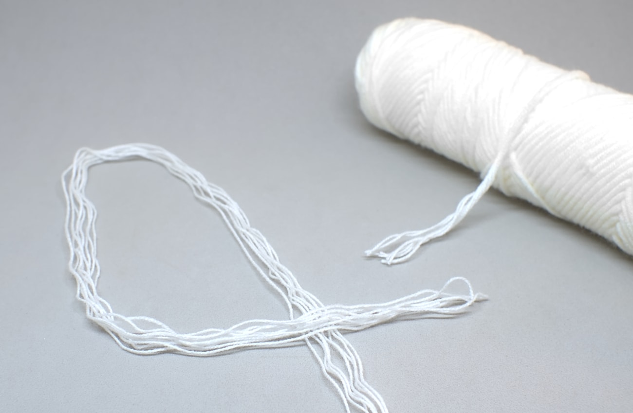 hilo de lana de color blanco deshilachado