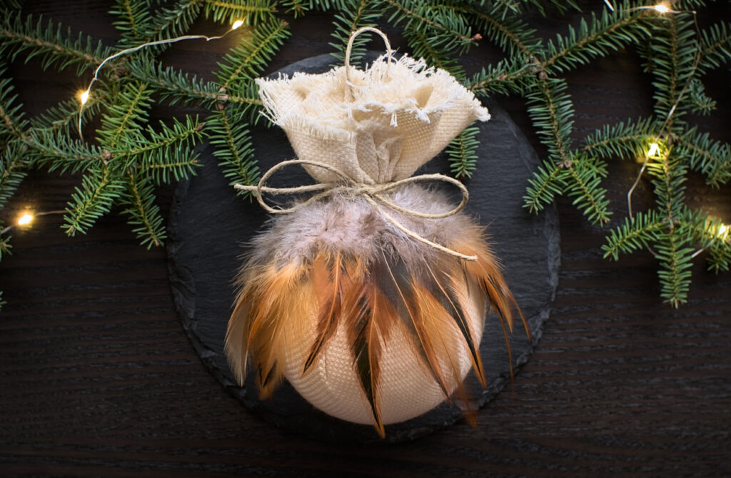 bola de navidad de estilo rustico hecha con tela y plumas