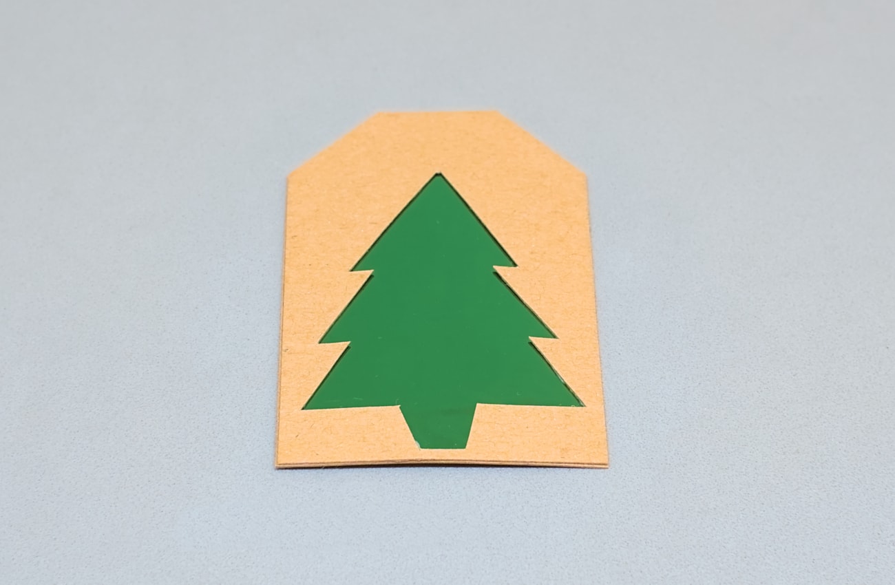 etiqueta de cartulina marron y papel metalizado verde