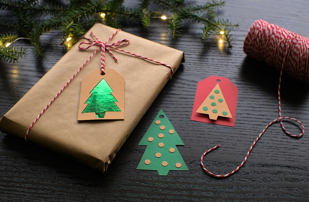 etiquetas de navidad para regalos hechas con cartulinas de colores