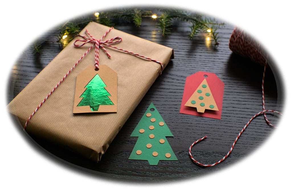 etiquetas navideñas para regalos hechas con cartulinas de colores
