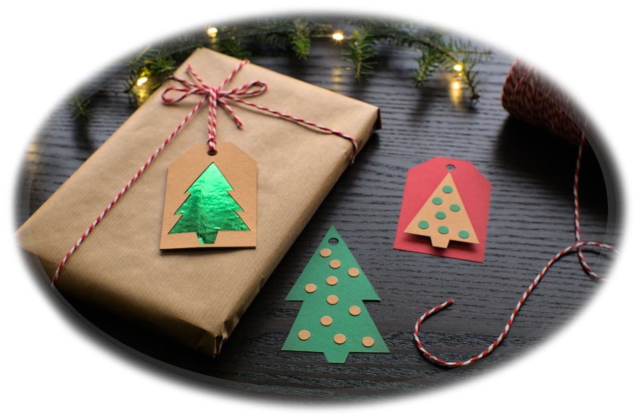 etiquetas navideñas para regalos hechas con cartulinas de colores