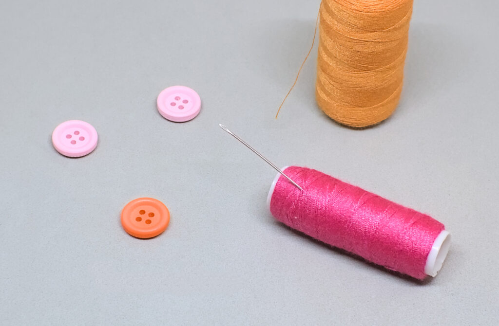 botones de colores aguja hilos de coser