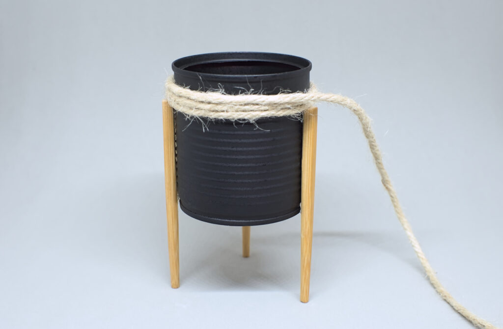 adornando lata de conservas con patas de madera y cuerda de yute