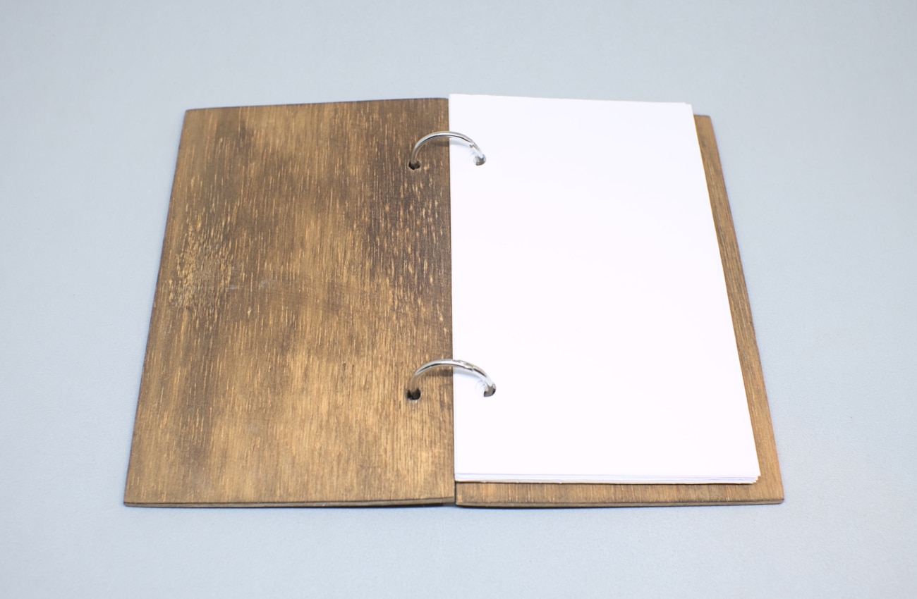 libreta artesanal hecha con tapas duras de madera vista abierta